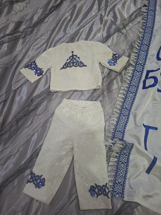 Продам костюм для мальчика на годик