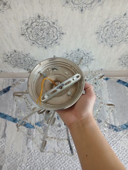 Продаётся ЛЮСТРА белый яркий