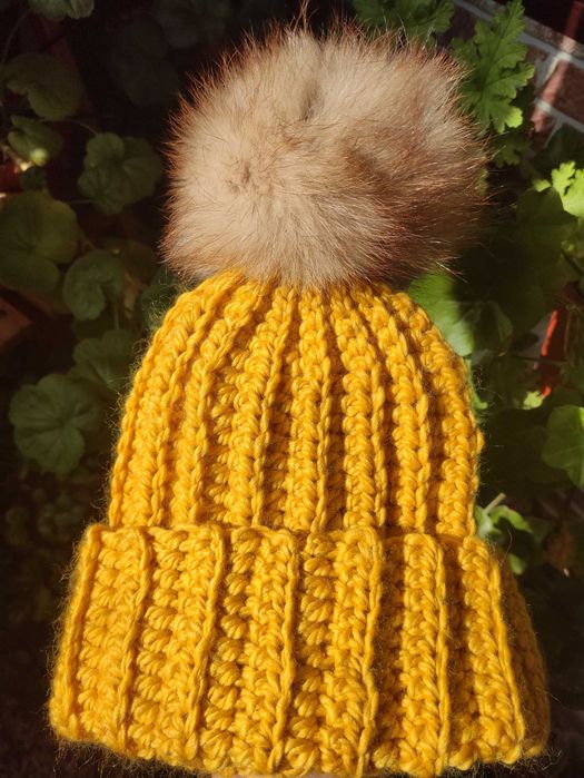 Жълта дамска шапка
