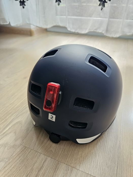 Cască trotineta/bicicleta cu semnalizator inclus, nou