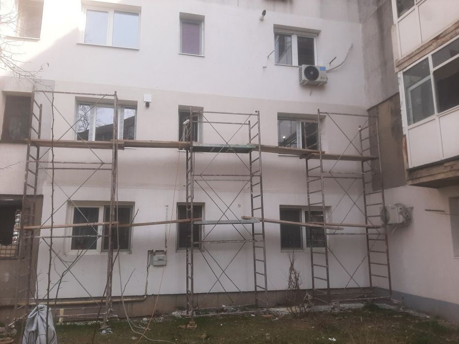 Echipa meseriași în construcii
