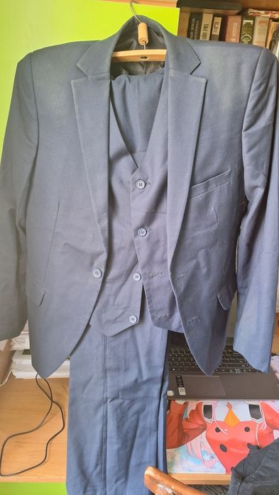 Подростковые мужские  костюмы чёрного и синего цвета 44 размера