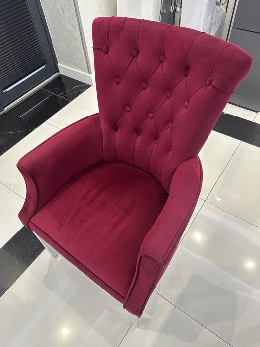 Красное удобное кресло
