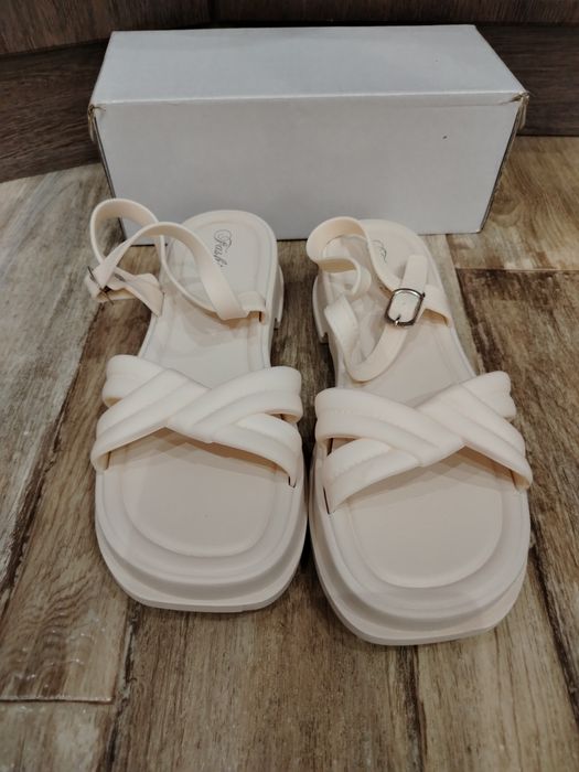 Летние босоножки 38 и 40р