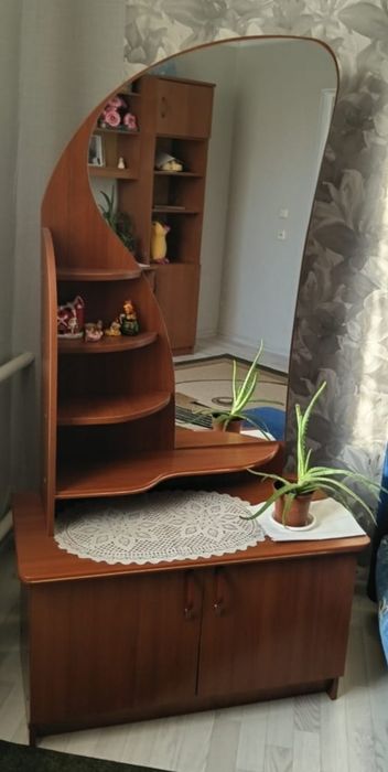 Продам трюмо с зеркалом