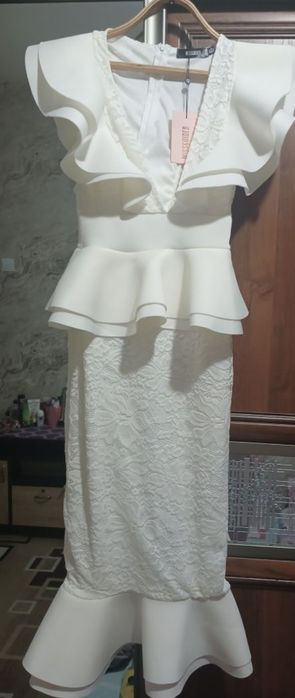 Белое вечернее платье