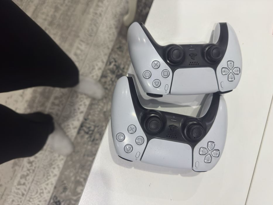 Продам плестейшн 5 + джостик и игры