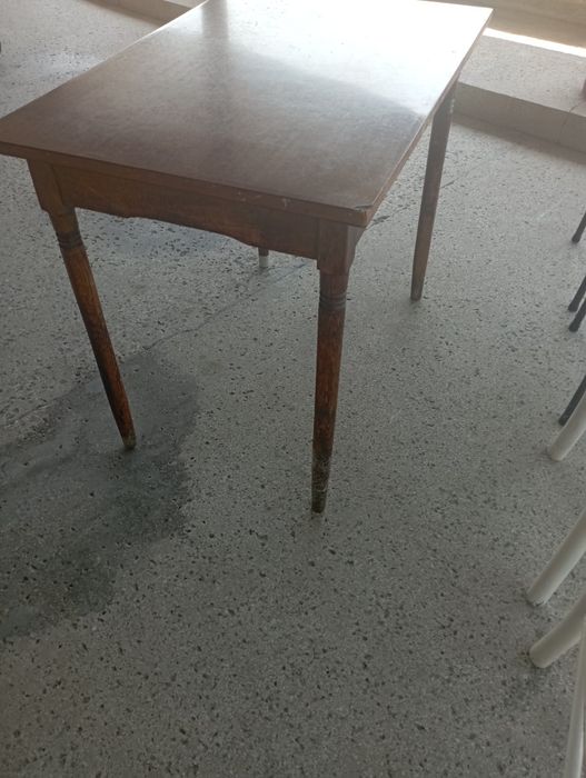 Четири стола и маса