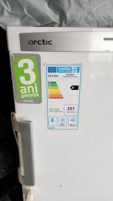 Congelator vertical Arctic A+ folosit nu mai baga rece.
