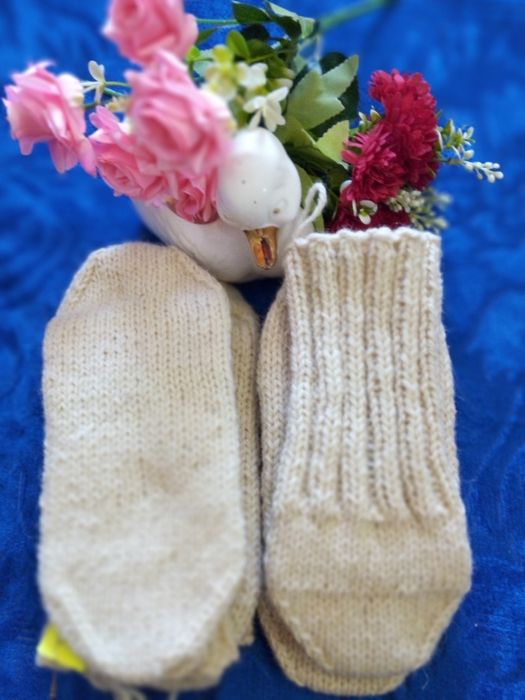 Вълнени плетени чорапи  с тройна нишка на конеца–10 лв.