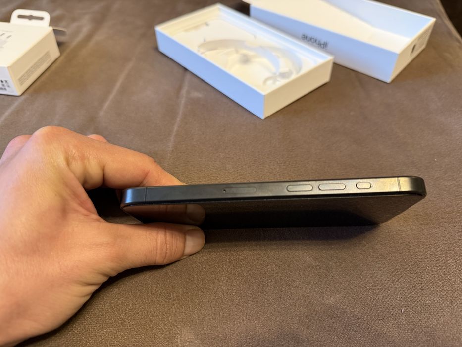Продавам Iphone 15 pro 256GB black titanium