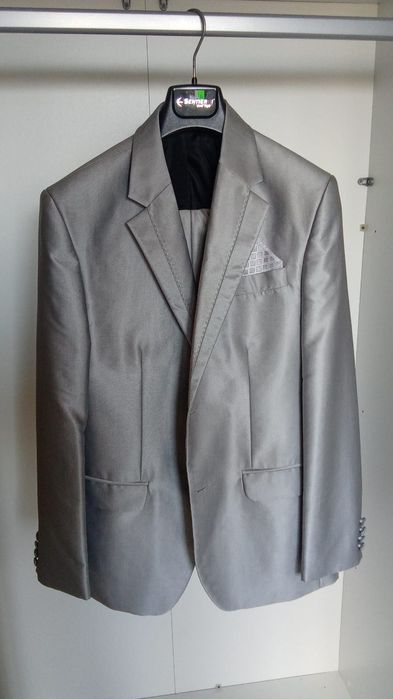 Vând costum de nuntă