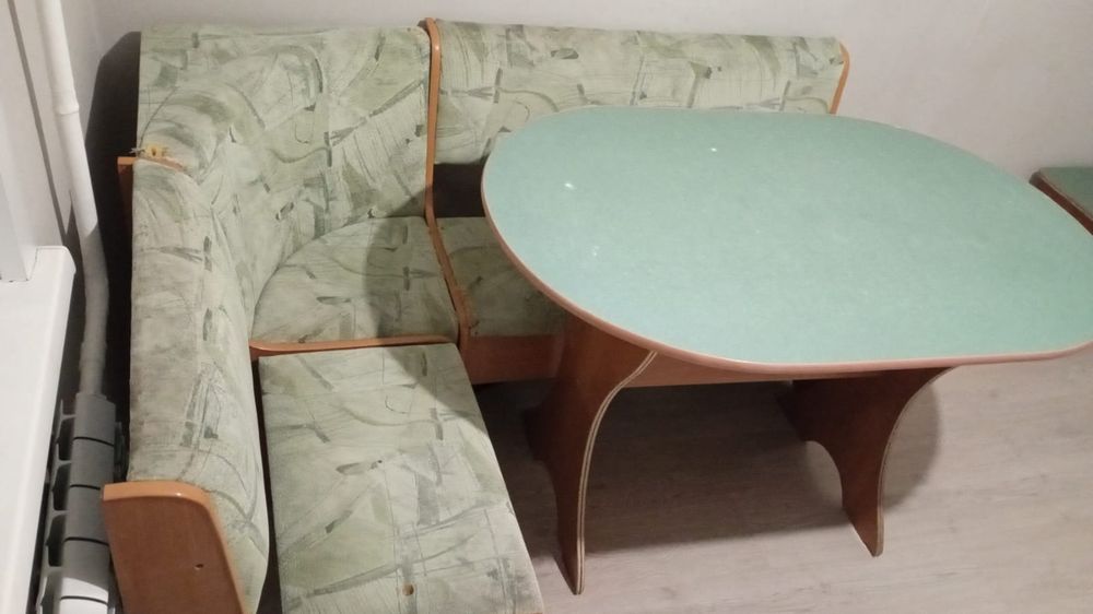 Продам угловой диван со столом