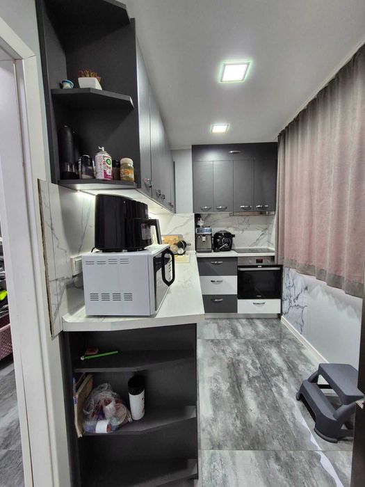 Луксозно обзаведен и отремонтиран апартамент .