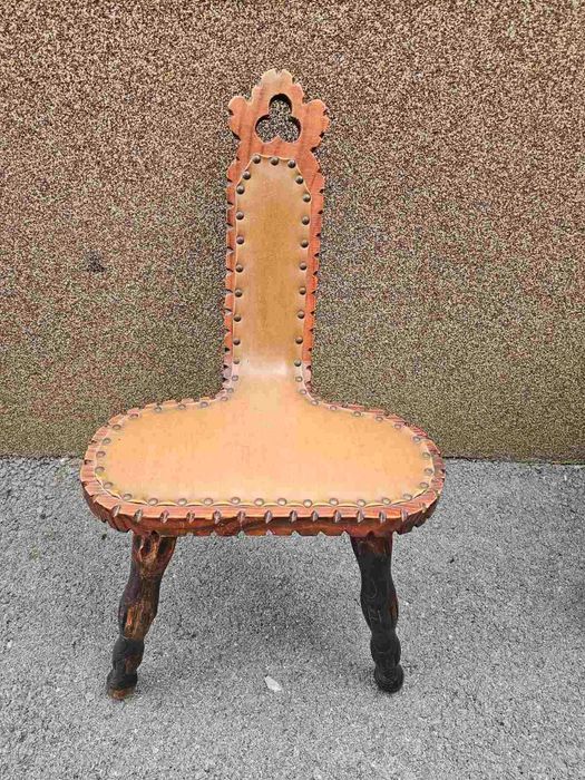 Трикрако столче с кожа