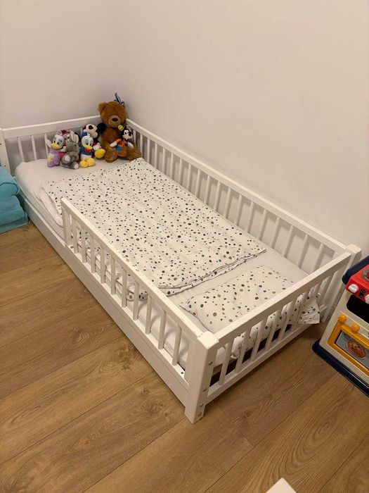 Vand mobilier camera copil - patut, biblioteca, dulap haine, comoda