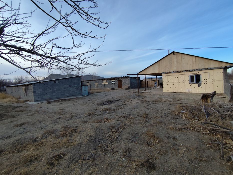 Подхозда жер үй , мал ұстағанға арналған