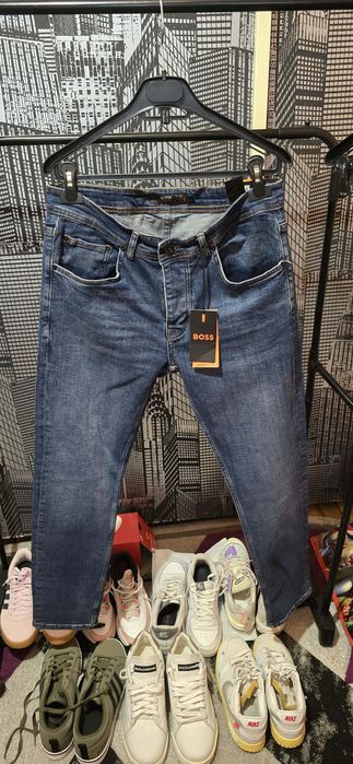 Blugi Hugo boss mărimi disponibile.