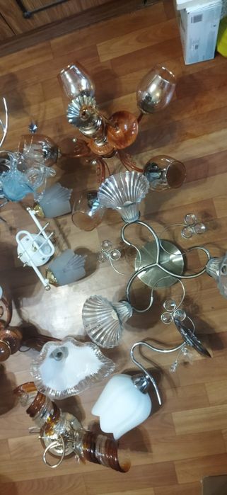 Продам люстры и светильники