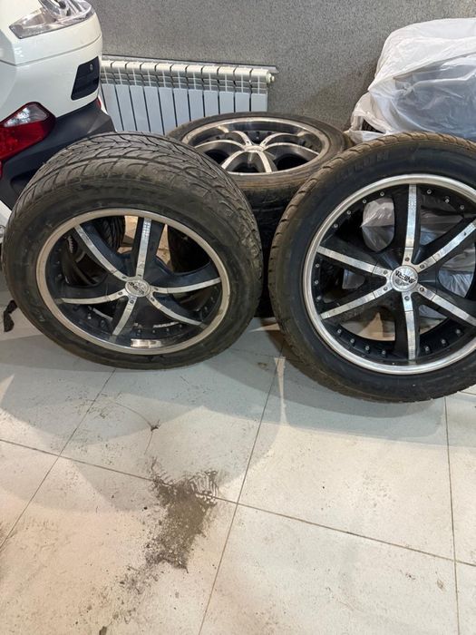 Продам резину с дисками R22