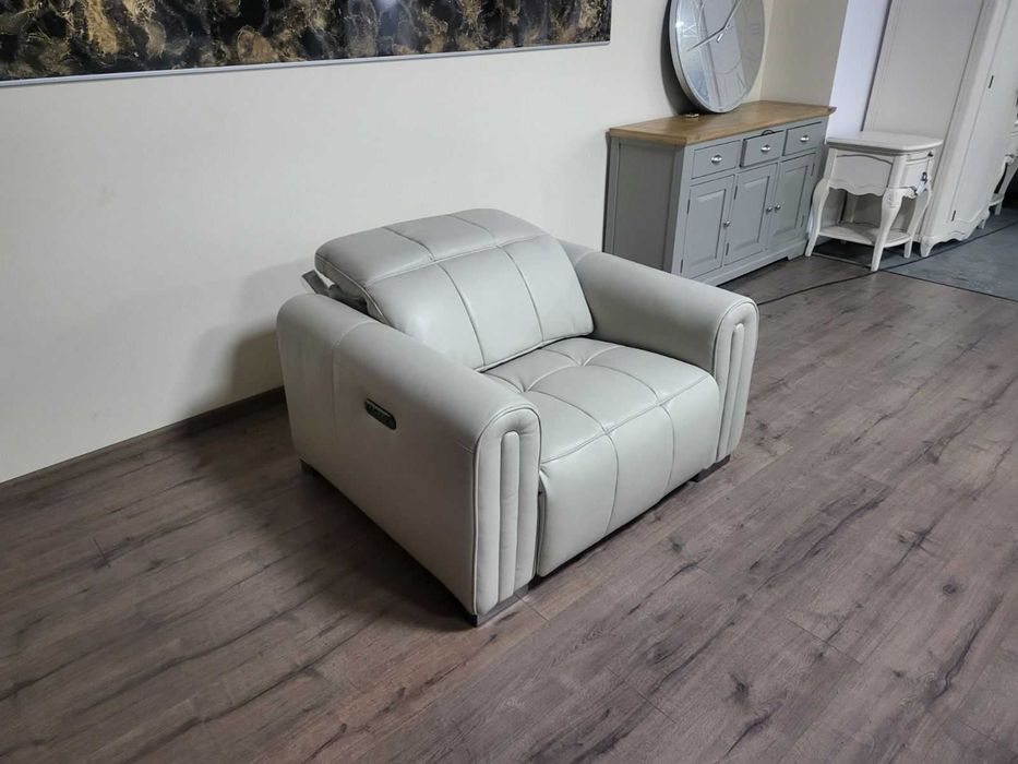 Светло сив-кремав кожен фотьойл с електрически релакс механизъм