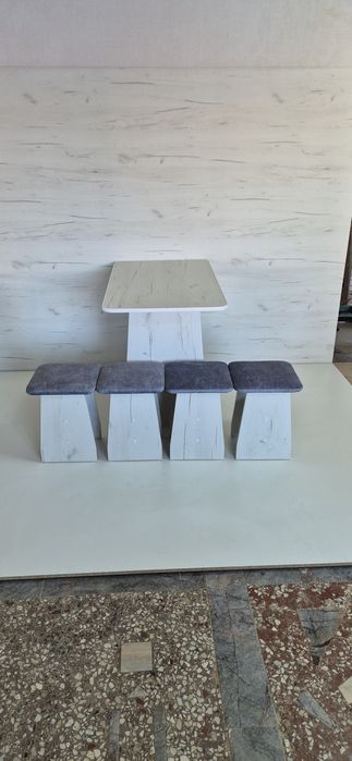 Стол с табуретками