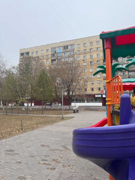 Продаю 2 ком. кв.  Комнаты раздельные, кухня большая 9 кв. м. Восток 1