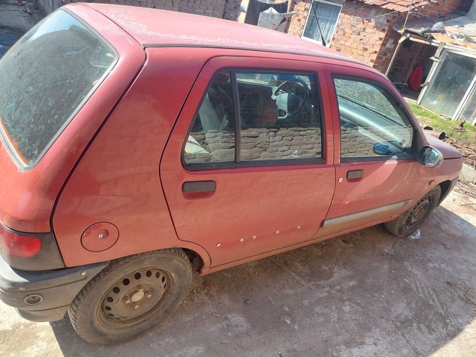 Продавам рено клио 1.2 газ бензин