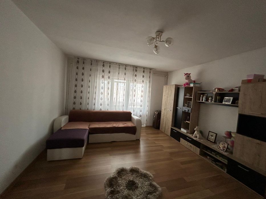 Vand apartament cu 3 camere