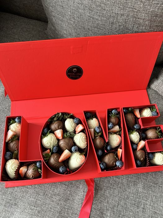 Клубника в шоколаде с цветами