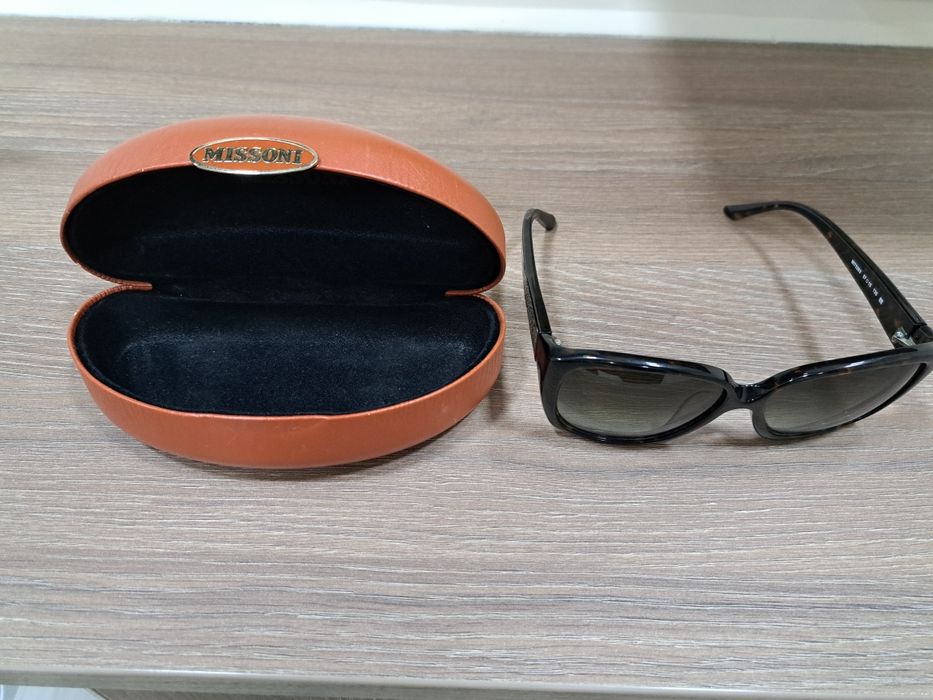 Продавам дамски маркови слънчеви очила!