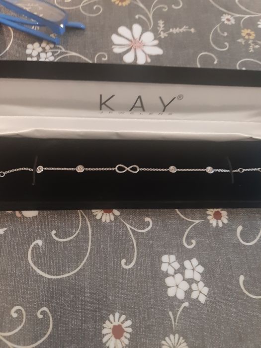 Браслет из серебра с драгоценными камешками.