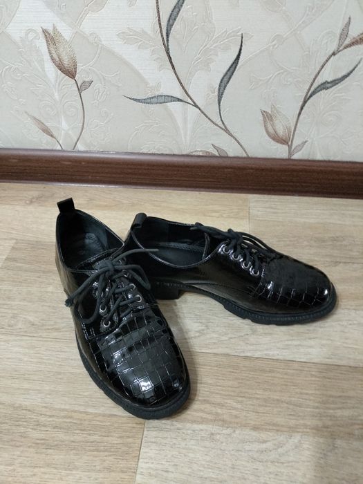 Продам чёрные лакированные туфли р.36