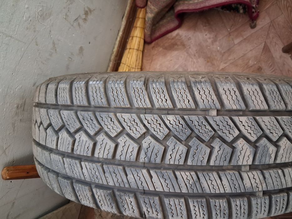 Автошина зимняя липучка