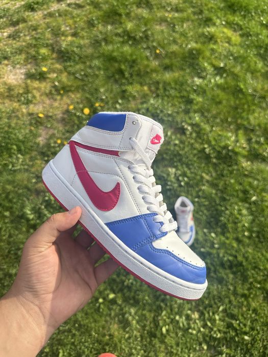 Nike Wmns Backboard High în nuanța alb/albastru/roz.
