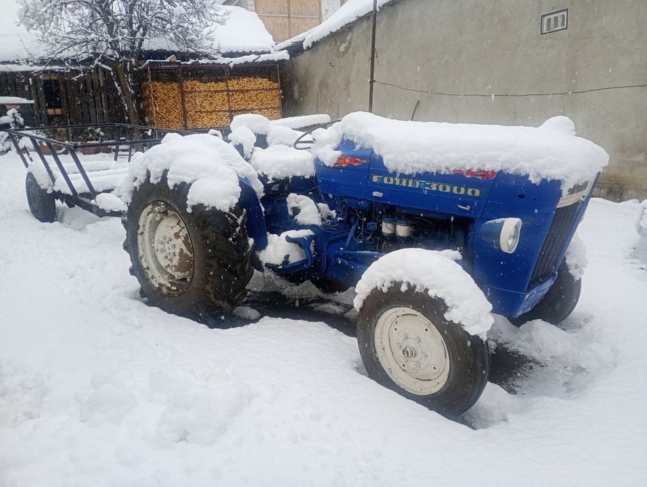 Ford în 3 cilindri 50 cp fără gaze pornește ușor cauciucuri bune