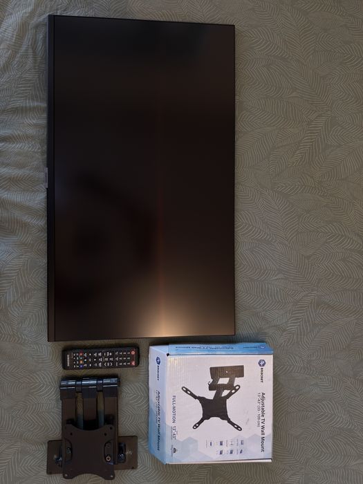 Monitor Samsung 32 inch cu suport de perete