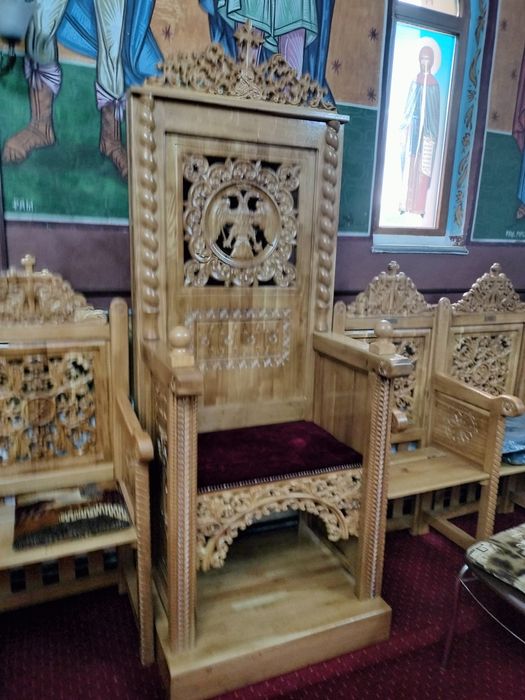 Scaune sculptate (străni)