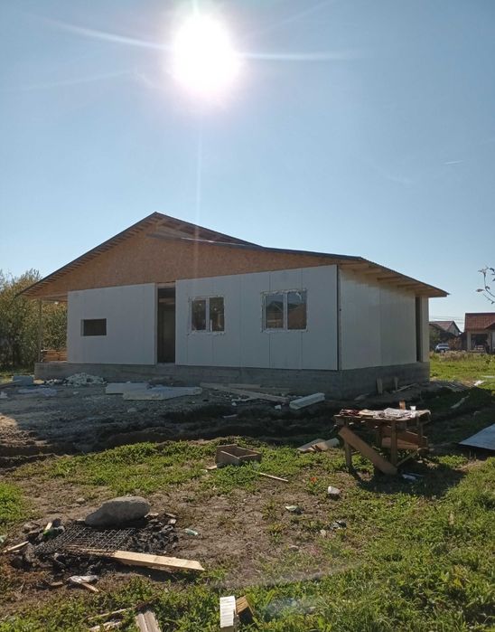 Vând casa pe structura metalica si panou sandwich