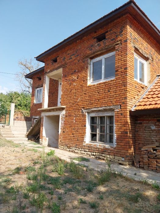 Продавам къща в с.Писарово общ.Искър обл Плевен на 2 етажа ,двор гараж