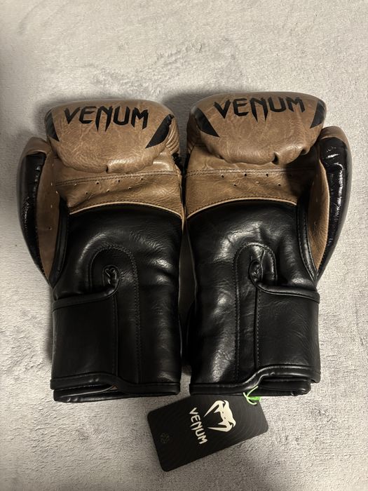 Чисто нови! Боксови ръкавици Venum Impact