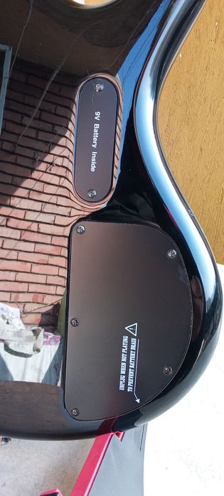 Електрическа бас китара за лява ръка