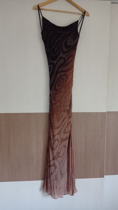 Vând Rochii lungi , elegante.