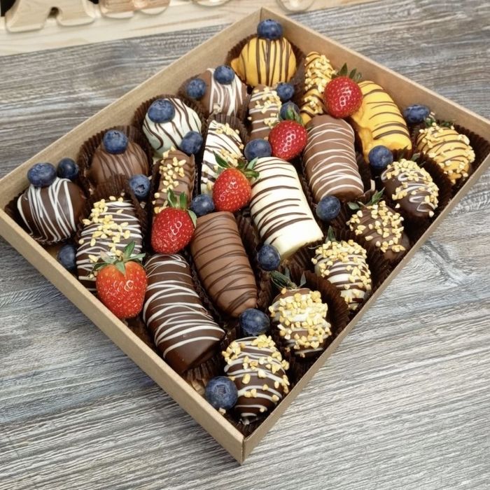 Клубника в шоколаде ,финики ,бананы