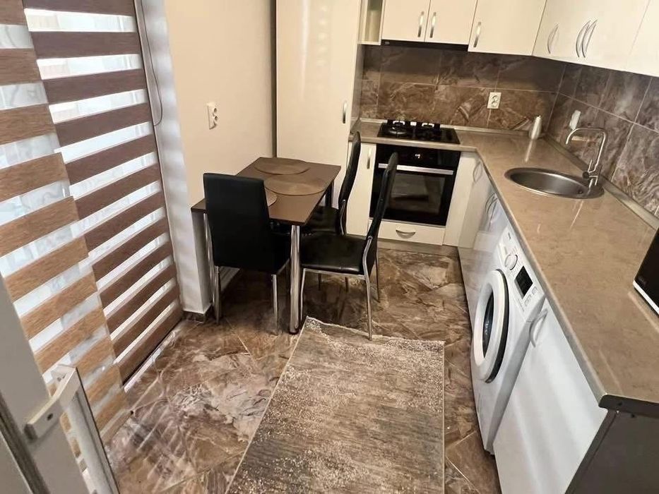 ÎNCHIRIEZ APARTAMENT ÎN BLOC NOU – ULTRACENTRAL cu loc de parcare gratuit inclus