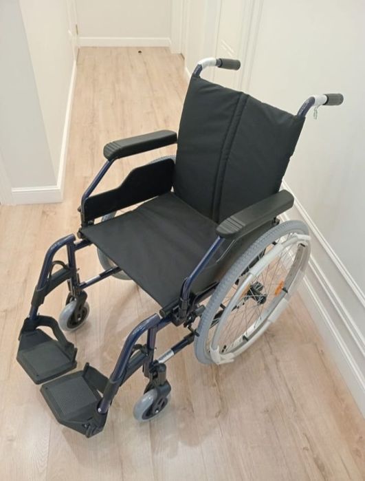 Качественная инвалидная коляска.