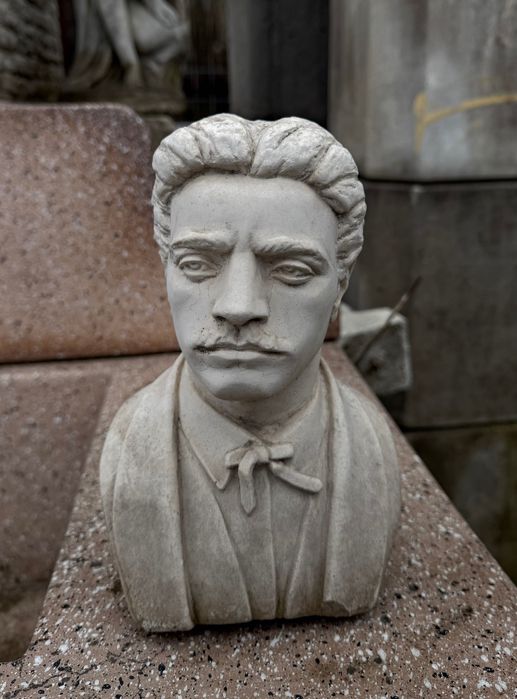 Статуя на В.Левски (Бюст) от Бетон