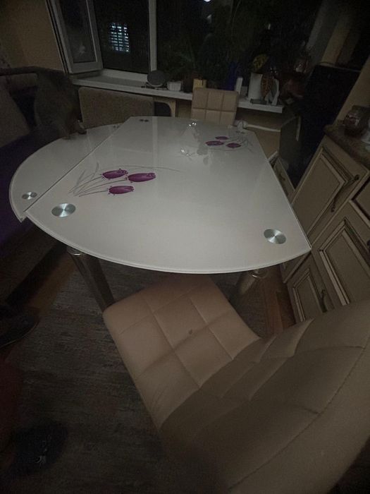 Обеденный стол и 4 стула