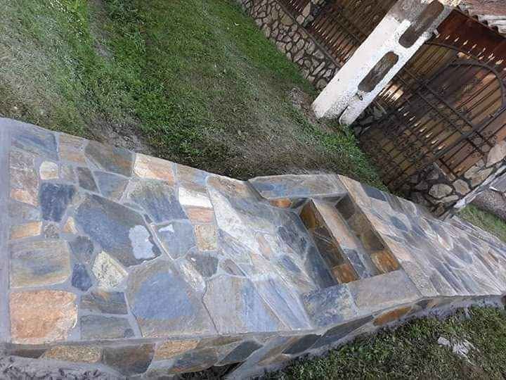 Vând și Montez Piatră Naturală de Munte
