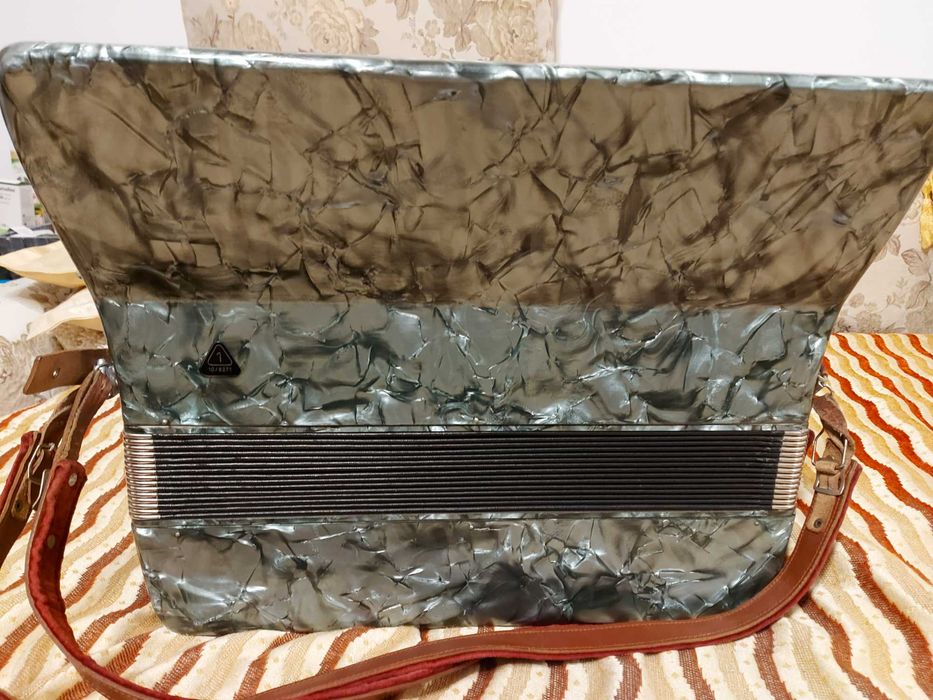 Vand acordeon marca Solo cu 120 basi